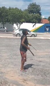 Homem chama atenção ao fazer malabarismo com facões na rodoviária de Posse-GO