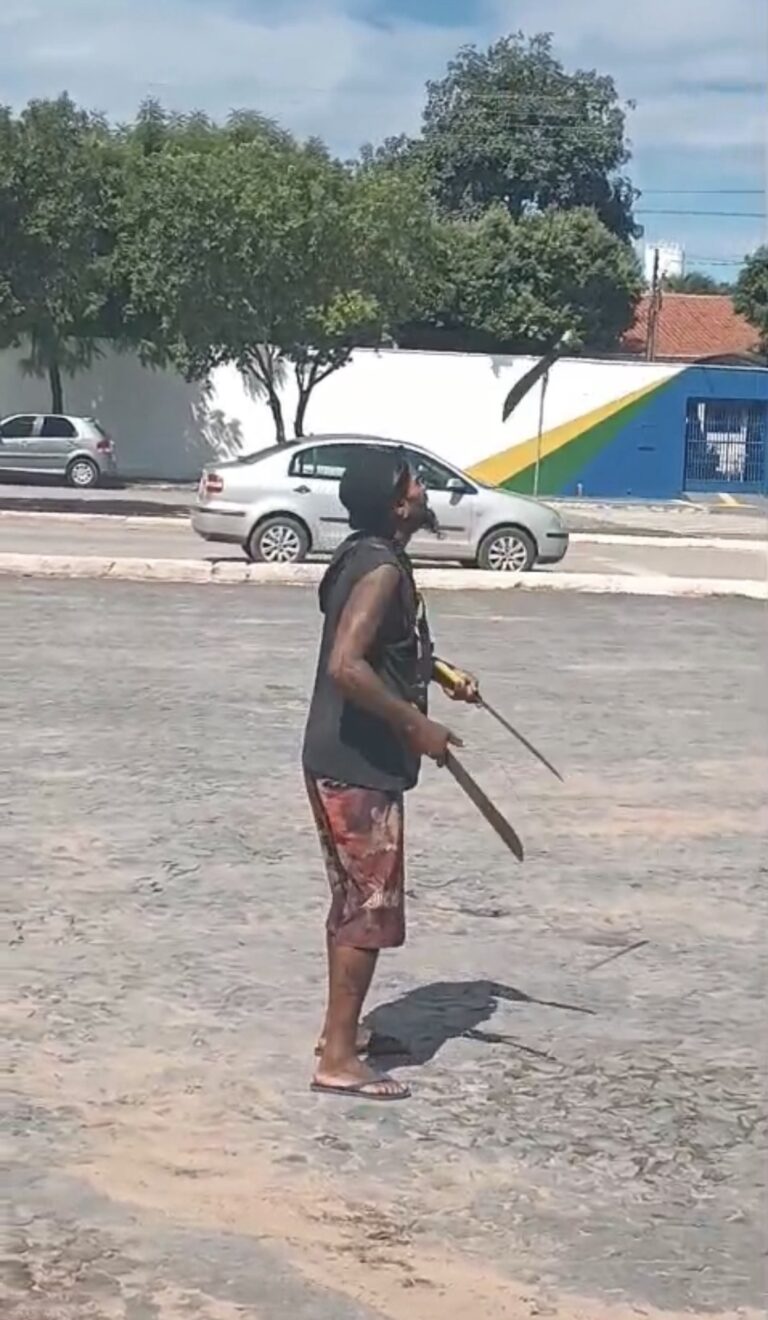 Homem chama atenção ao fazer malabarismo com facões na rodoviária de Posse-GO