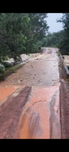 Volume de rio aumenta e água passa por cima de ponte na GO-116, em Formosa-GO