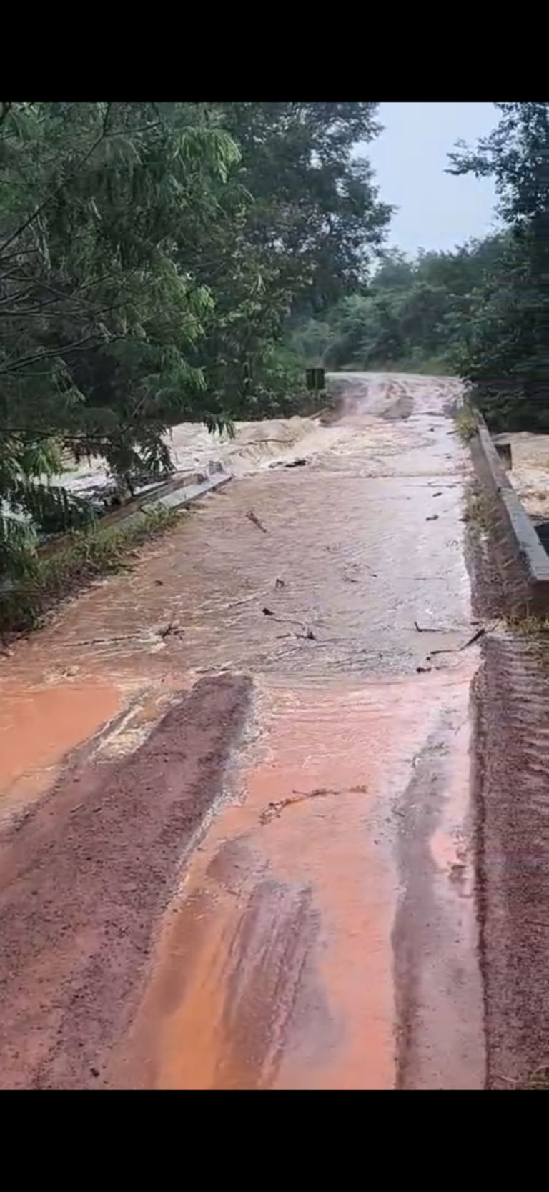 Volume de rio aumenta e água passa por cima de ponte na GO-116, em Formosa-GO