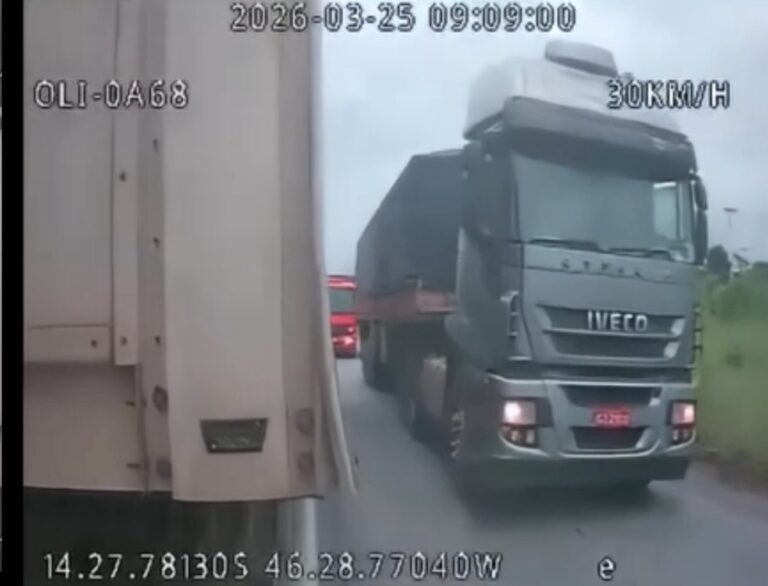 Vídeo mostra momento em que caminhão bate na traseira de duas carretas na BR-020, em Simolândia-GO