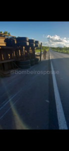 Caminhão carregado com algodão tomba na BR-020 entre Posse-GO e distrito de Rosário
