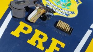 PRF apreende armas de fogo e prende dois motoristas na BR-020
