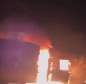 Caminhão é destruído por incêndio em Luís Eduardo Magalhães