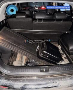 Homem é levado à delegacia após ser flagrado com carro com registro de furto na BR-020, em Simolândia-GO