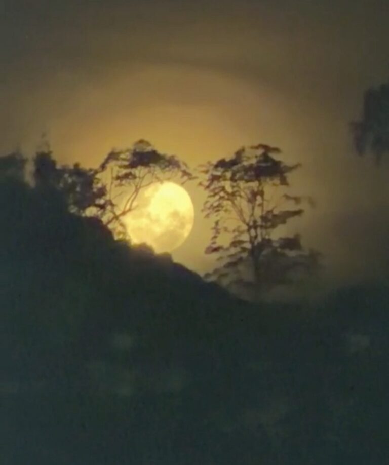Lua “perfeita” chama atenção durante torneio de sábado de aleluia em Divinópolis de Goiás