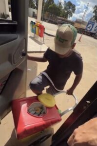 Guilherme Silva surpreende menino vendedor e compra todos os picolés e sorvetes no distrito de Rosário-BA