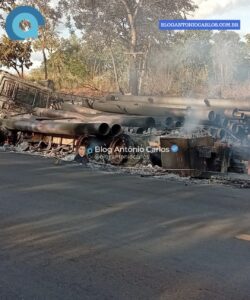 Caminhão carregado com tubos metálicos pega fogo na BR-020, em Alvorada do Norte-GO
