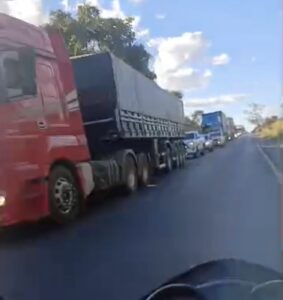 Remoção de carretas envolvidas em acidente deixa trânsito congestionado na BR-020, em Posse-GO