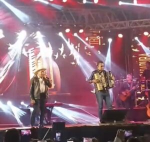 Trio Parada Dura abre Festa Junina e reúne multidão em Guarani de Goiás