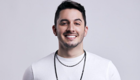 Jonas Esticado posta vídeo cantando música de compositor de Mambaí-GO