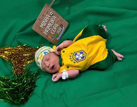 Recém-nascidos no Hospital Estadual de Formosa-GO participam de ensaio temático inspirado na Copa do Mundo