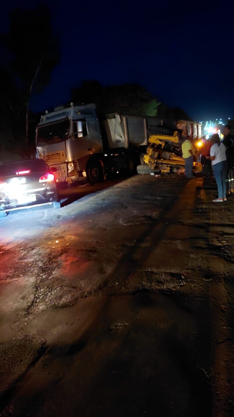 Grave acidente entre caminhão e retroescavadeira é registrado na GO-236, em Buritinópolis-GO