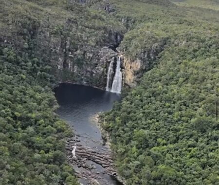 Piloto de paramotor impressiona ao registrar belezas da Chapada dos Veadeiros do alto