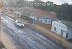 Circulação de veiculos em trecho da Avenida Vista Alegre danifica imprimação asfáltica, em Posse-GO