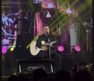Público prestigia show do cantor Paraná na Festa das Barraquinhas, em Monte Alegre de Goiás