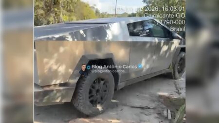 Tesla Cybertruck, o carro ‘indestrutível’ de Elon Musk, é visto em Cavalcante-GO