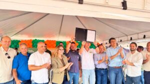 Governador Daniel Vilela entrega 50 casas a custo zero e assina ordem de serviço da GO-110 em São Domingos-GO