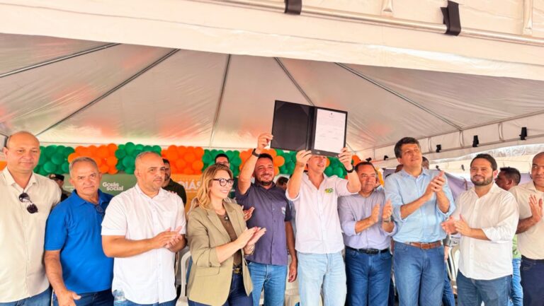 Governador Daniel Vilela entrega 50 casas a custo zero e assina ordem de serviço da GO-110 em São Domingos-GO