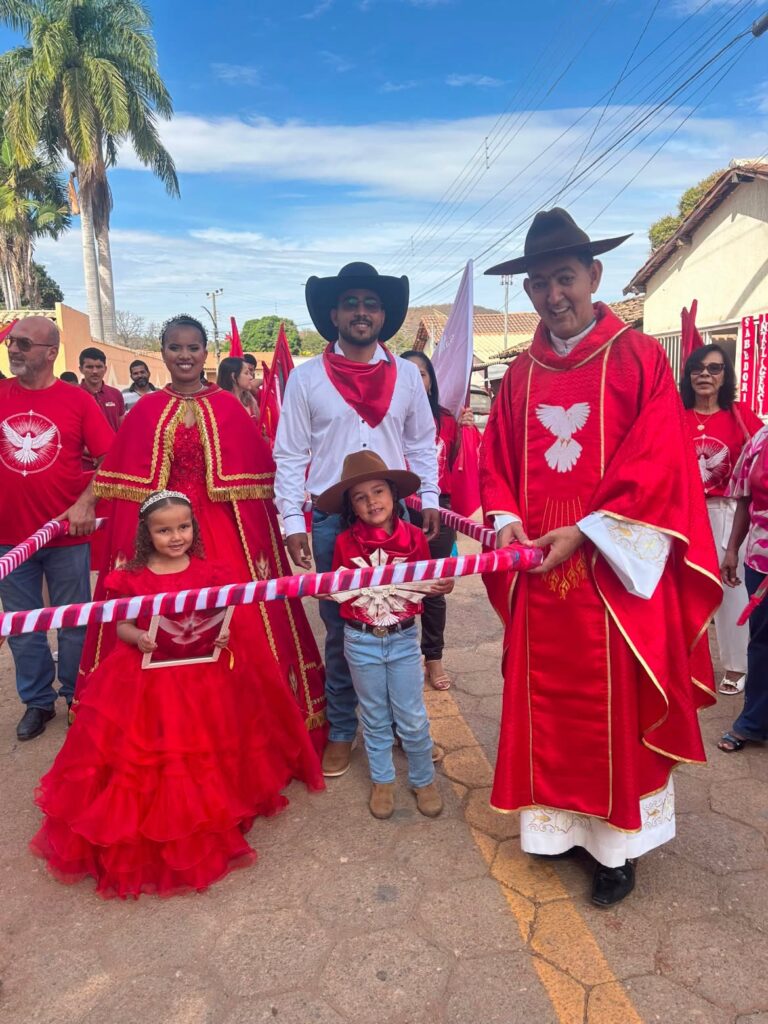 Festa do Divino Espírito Santo reúne fiéis em celebração marcada por fé e tradição em Nova Roma-GO