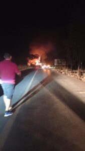 Carreta pega fogo e interdita trecho da GO-108, próximo a Mambaí-GO