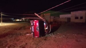 Caminhonete bate em poste, tomba e motorista é resgatado em Posse-GO