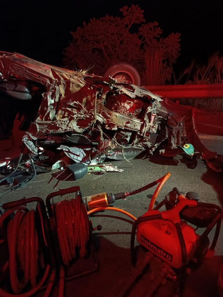 Grave acidente entre dois carros deixa motorista preso às ferragens na BR-020, próximo ao distrito de Rosário
