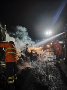 Caminhão pega fogo e 53 bezerros morrem carbonizados na GO-112, em Nova Roma-GO