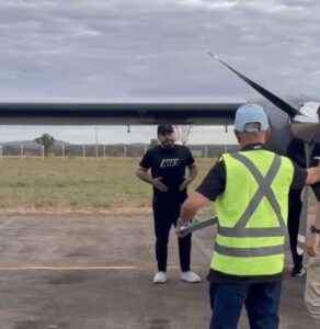 Murilo Huff desembarca no aeroporto de Campos Belos para show na vaquejada de Divinópolis de Goiás
