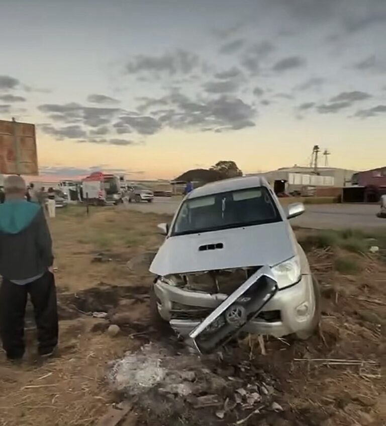 Mulher fica ferida após acidente entre carro e caminhonete na GO-108, em Posse-GO