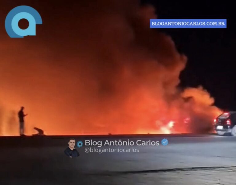 Carreta pega fogo após acidente com dois carros na BR-020, em Luís Eduardo Magalhães