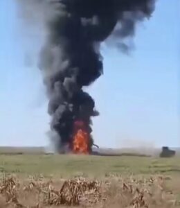 Máquina fica destruída após pegar fogo em fazenda na zona rural de Nova Roma-GO