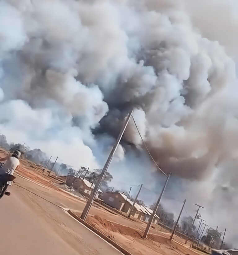 Incêndio em área de vegetação provoca intensa nuvem de fumaça perto da área urbana de Iaciara-GO