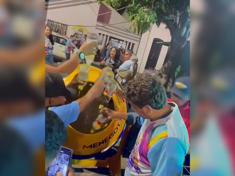 Prefeito prepara caipirinha em betoneira e serve bebida aos foliões durante Reinado da Cachaça em Monte Alegre de Goiás