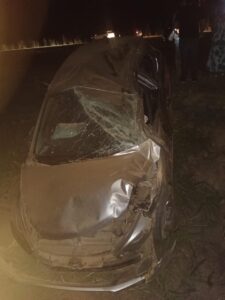 Jovem de 23 anos fica ferido após carro sair da pista e capotar na BR-020, em Formosa-GO