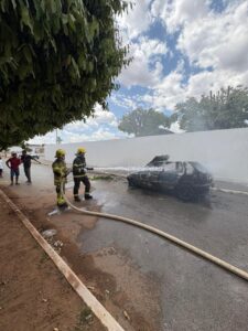 Carro pega fogo próximo à agência dos Correios em Posse-GO