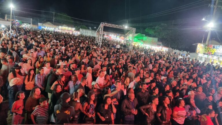 Primeiro dia da Festa de Agosto reúne grande público em São Domingos-GO