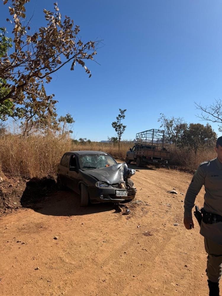 Colisão entre caminhonete e carro deixa duas pessoas feridas na zona rural de São Domingos-GO