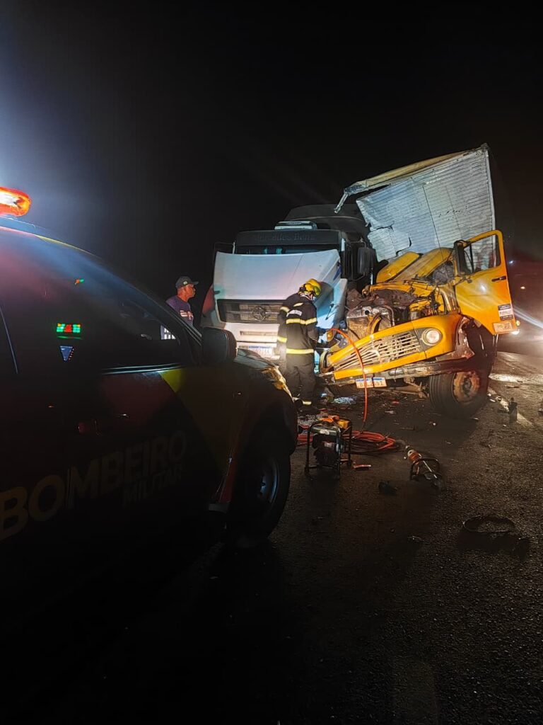 Mulher de 54 anos morre em acidente envolvendo três caminhões na BR-020, em Correntina