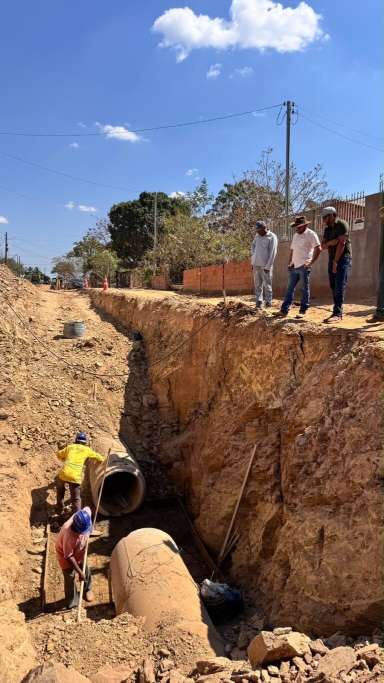 São Domingos-GO: Obra que vai pavimentar cerca de 90% do Distrito Estiva, com investimento de mais de R$ 2 milhões, avança na etapa de terraplanagem