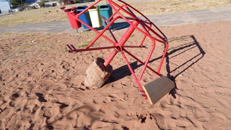 Playground instalado há pouco mais de três meses é alvo de vandalismo em praça de Posse-GO