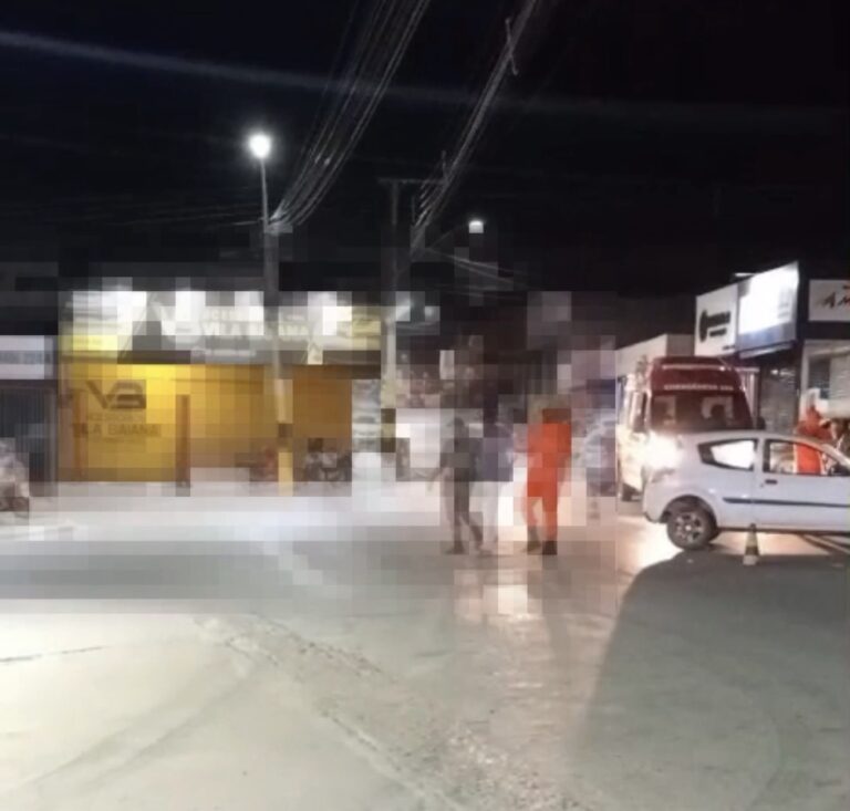 Motorista é levado em viatura da polícia após colisão entre dois carros em Campos Belos-GO
