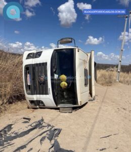 Caminhão carregado com areia tomba às margens da GO-447, em Divinópolis de Goiás