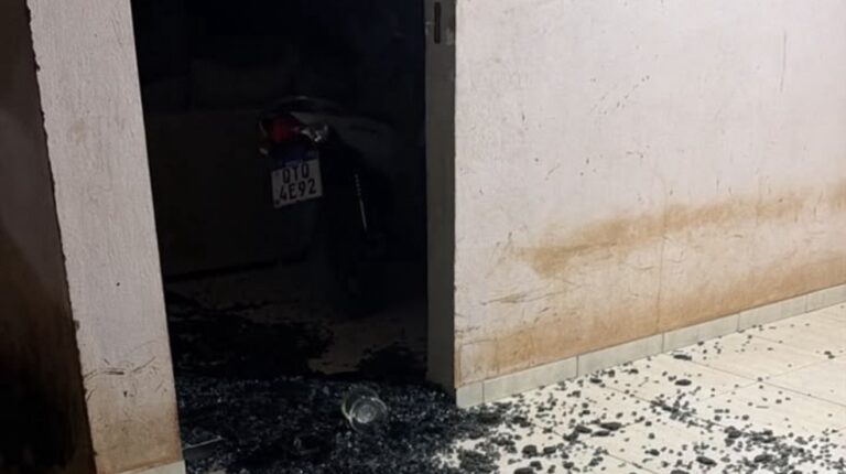 Câmera registra três pessoas correndo após porta de casa ser destruída por pedrada, em São Domingos-GO