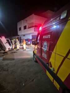 Caminhonete capota, bate em poste e motorista fica inconsciente em Formosa-GO
