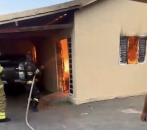 Incêndio atinge residência e deixa uma pessoa morta no centro de Posse-GO