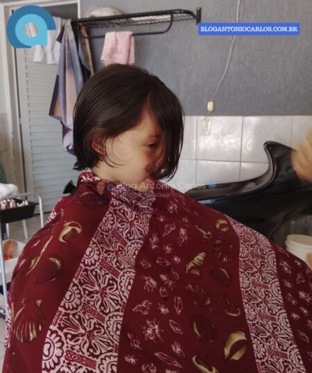 Menina de 8 anos de Iaciara-GO corta cabelo para doar a pacientes com câncer do Hospital Araújo Jorge