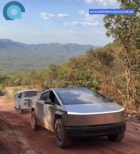 Cybertruck da Tesla reboca Kombi em subida íngreme de estrada de chão na zona rural de Cavalcante-GO