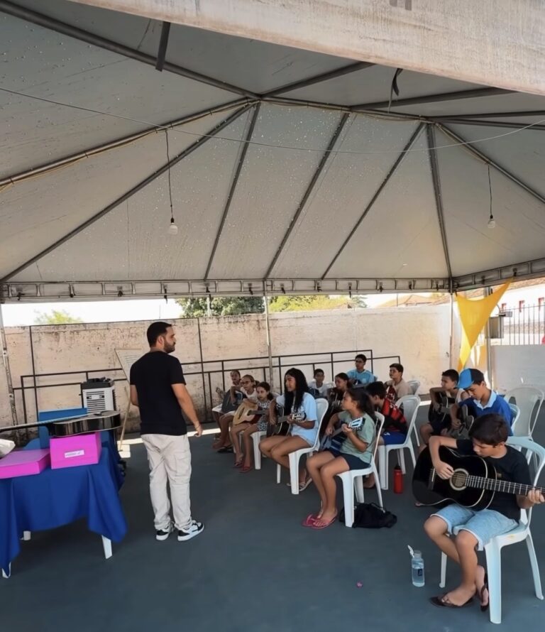Projeto da Assistência Social oferece oficina de violão para crianças e adolescentes em Posse-GO