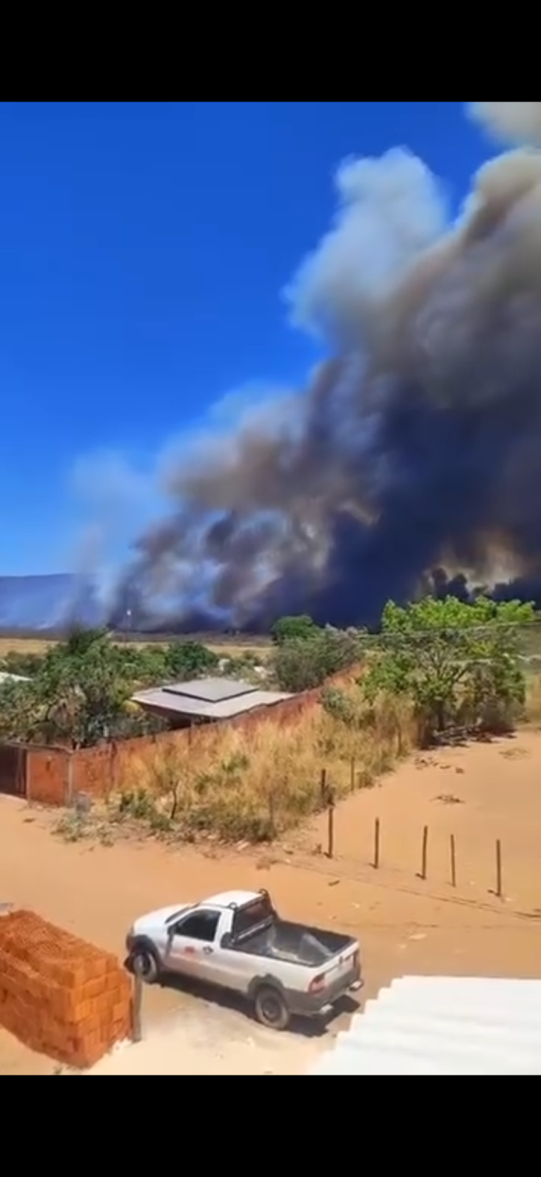 Incêndio de grandes proporções provoca fumaça intensa em área de vegetação em Posse-GO